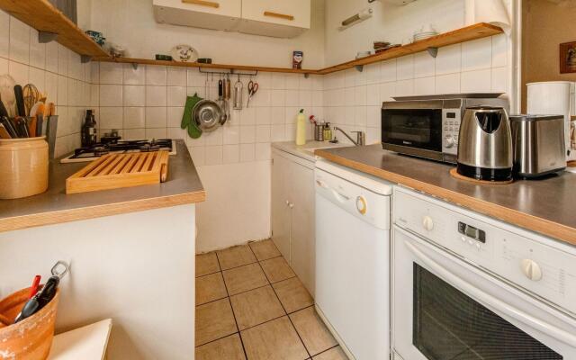 Pretty Holiday Home in Golleville with Private Garden