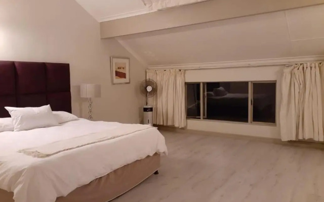 Mount Royal - 32 Large 1 bed with balcony upstairs