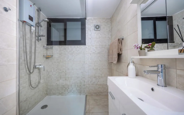 Trygoni Court - Elegant Downtown 3-bdr Apartment