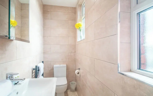 Stylish & Spacious Apartment With Private Balcony