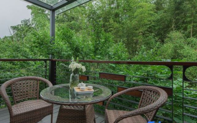 Anji Double Fish Hall Hot Spring Resort B&B (Longwangshan Canyon Drift Shop)