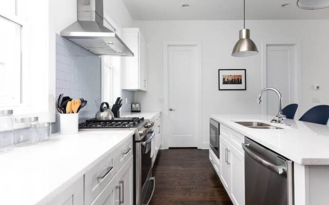 Domio Sylvan Park Modern 4BR Balcony