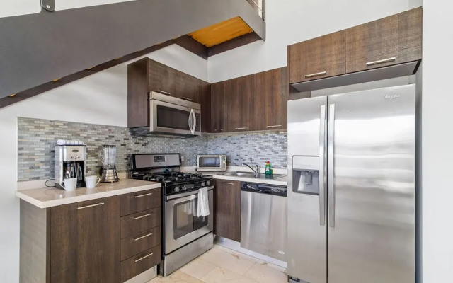 2BR 2BA Duplex w Amazing Views Pool Amenities
