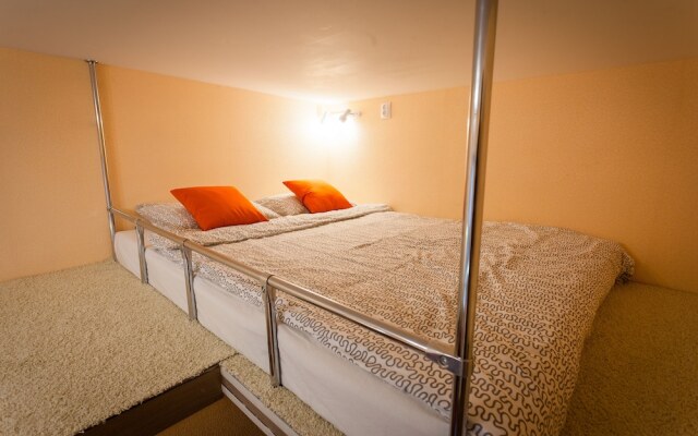 Guests Love California on Chernyakhovskogo