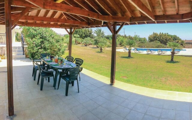 Beautiful Home in Maroni Lamaka With Wifi and 4 Bedrooms