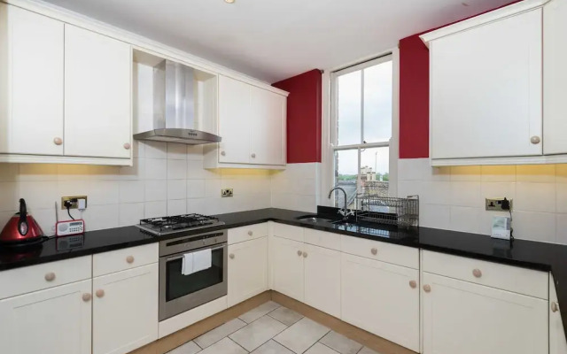 Remarkable Richmond Home By The Tube Station