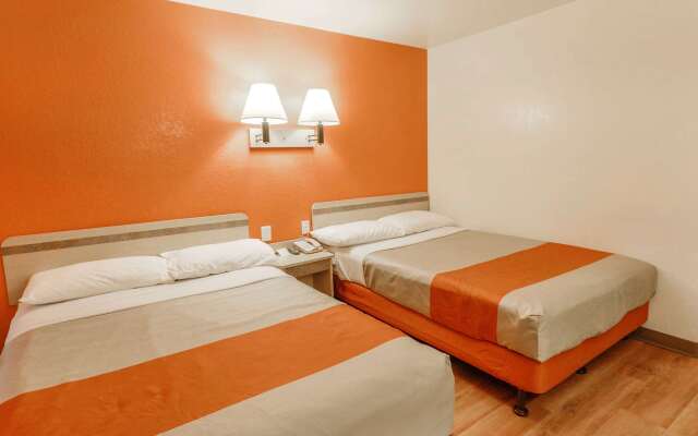 Motel 6 Huntsville, TX