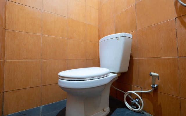Royal Senggigi Hotel by OYO Rooms – Bathroom – Senggigi
