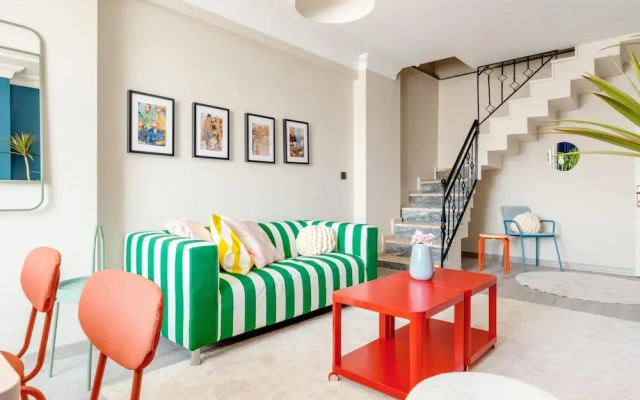Vibrant Duplex With Terrace 2 min to Cevahir Mall