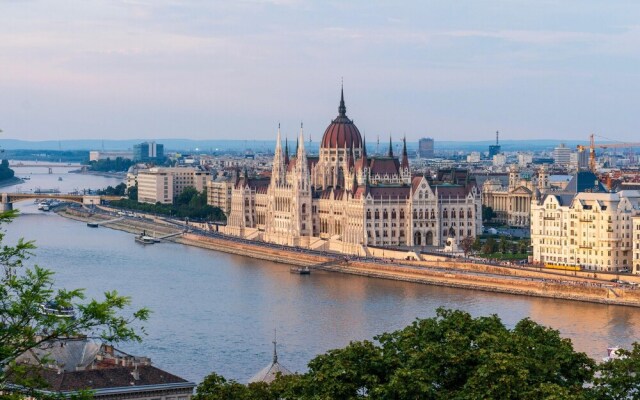 "stunning 2 Double Bedroom Apartment In The Centre Of Budapest"