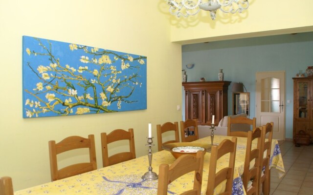 Peaceful Villa in Saint-Saturnin-lès-Apt with Swimming Pool