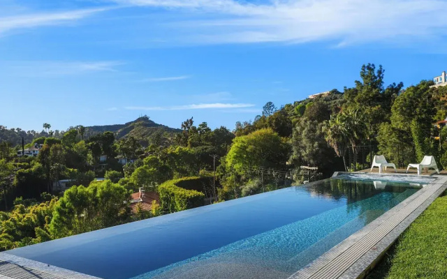 Glass Mansion - Chic Glass Villa in LA Hills With Views, Style & Serenity