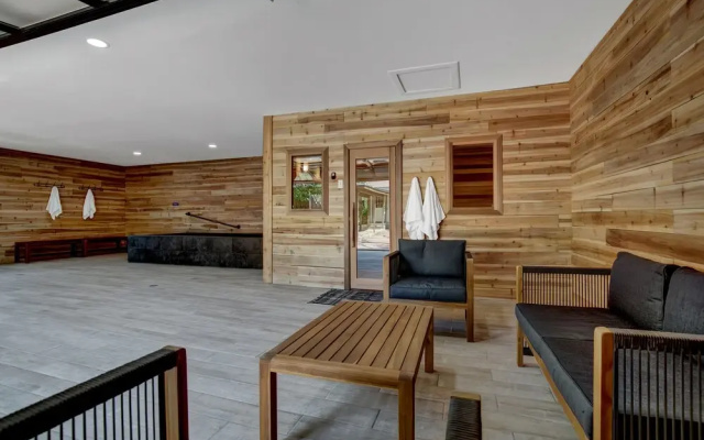 Huge Luxury Home Hot Tub and Sauna 2 mi to Dwntn