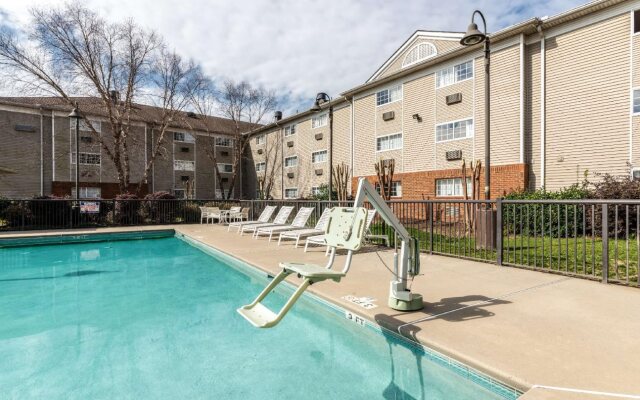 HomeTowne Studios & Suites by Red Roof Charlotte - Concord