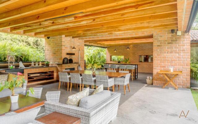 Lavish Villa with Pool I Jacuzzi, Gym & Tennis Court