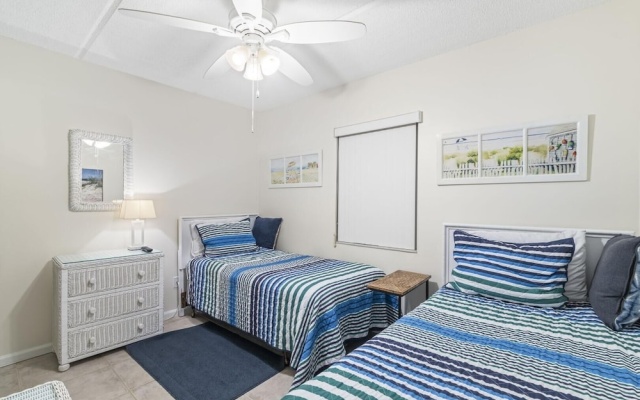 Life's A Beach~oceanfront 2 Bedroom Condo by RedAwning