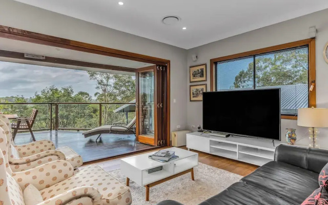 Hillcrest Retreat with River Views