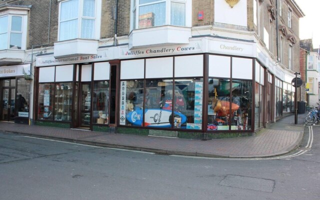 The Nautilus Cowes IOW Sleeps 4 & Private Garden
