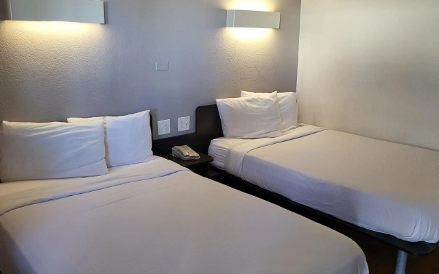 Super 8 by Wyndham Santa Clara