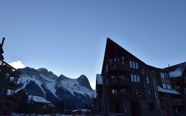 Rundle Cliffs Lodge by Canmore Premier