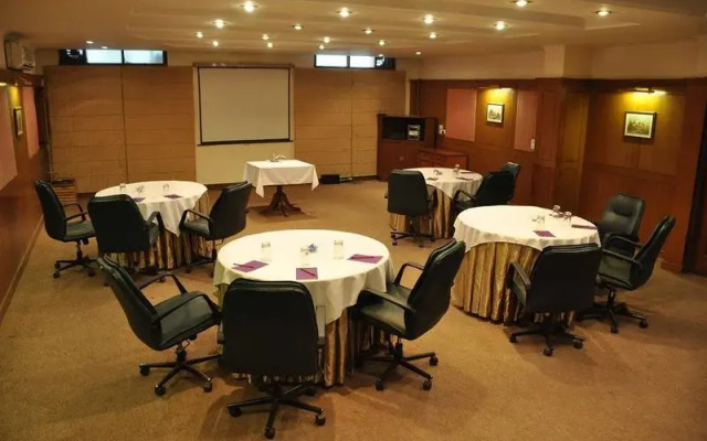 Royal Retreat, OYO Premium Sikanderpur Metro II