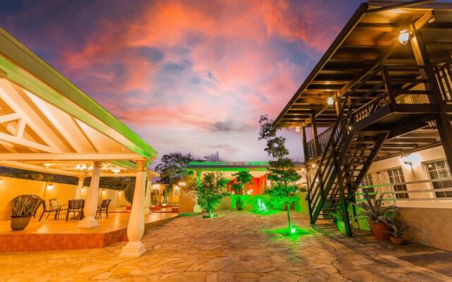 Large Villa With View! Private Pool Free Utilities!