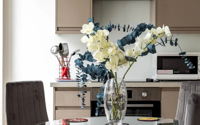 Balcony South Kensington Luxury 2 bed Apartment