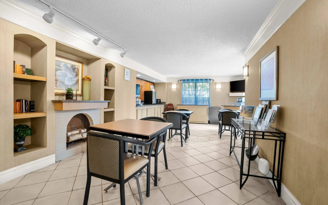 Howard Johnson by Wyndham Columbus Fort Moore