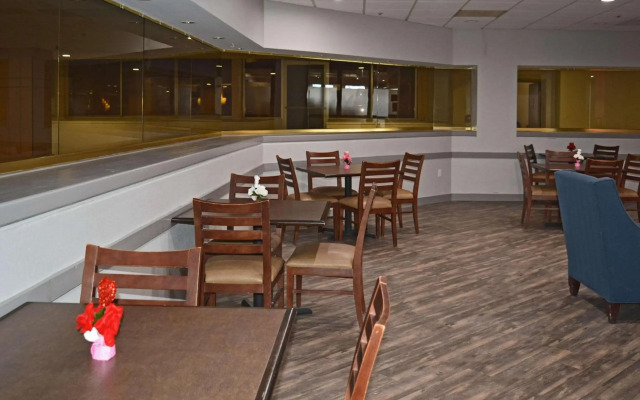 Ramada by Wyndham East Syracuse Carrier Circle