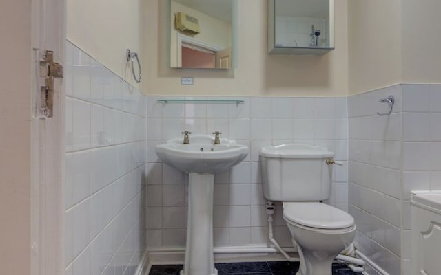Bright, Spacious 2BR Central Manchester Flat for 4