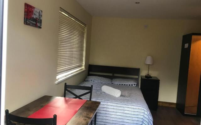 Studio-1-Staines/Heathrow/London-own entrance
