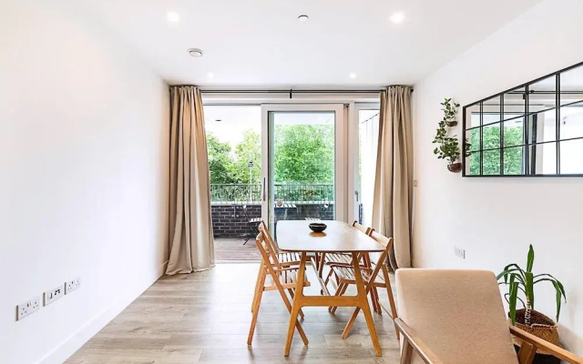 Modern 2-bed Flat With Terraces in Leyton