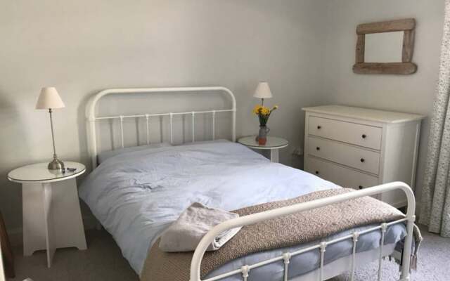 1 Bedroom Flat Overlooking Water of Leith Sleeps 2