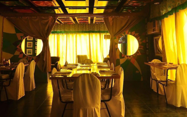 Oyo 200 Ponce Suites Art