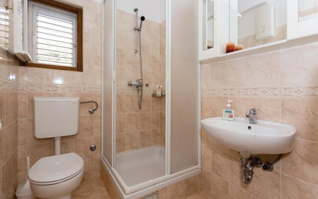 Stunning Home in Zaton Mali With Wifi and 5 Bedrooms