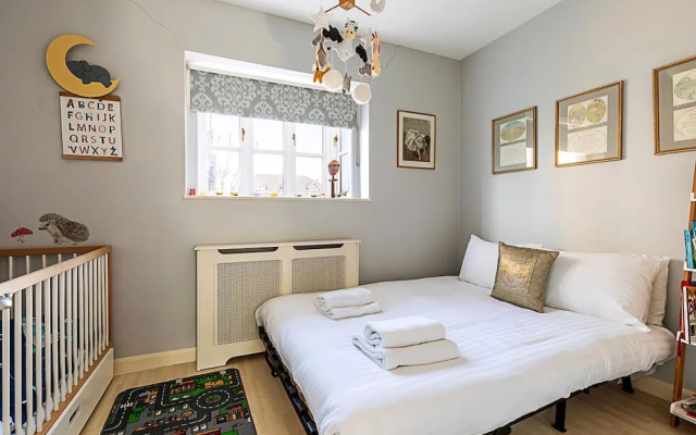 Stylish & Spacious 3-bed Home in Vibrant Bow