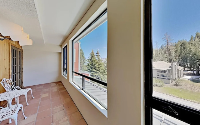 Slopeside 2 Bedroom Condo with 3 Spas! Easy Access to Recreation! by RedAwning