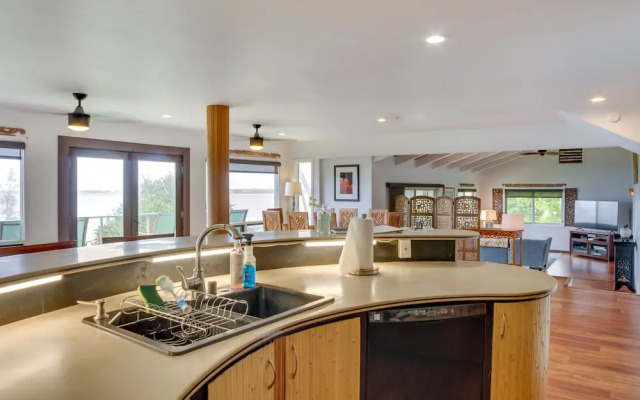 Hilo Home w/ Private Deck + Stunning Ocean Views!