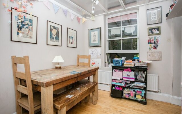 Spacious 3 Bedroom House in Clapton