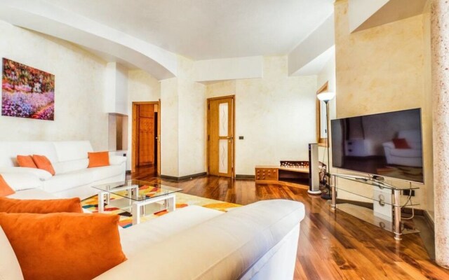 Spacious and Modern 3 bed Flat in Central Location