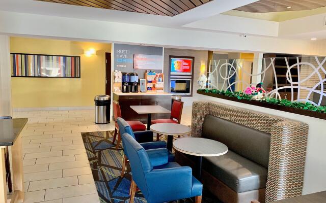Holiday Inn Express & Suites Chicago-Libertyville by IHG