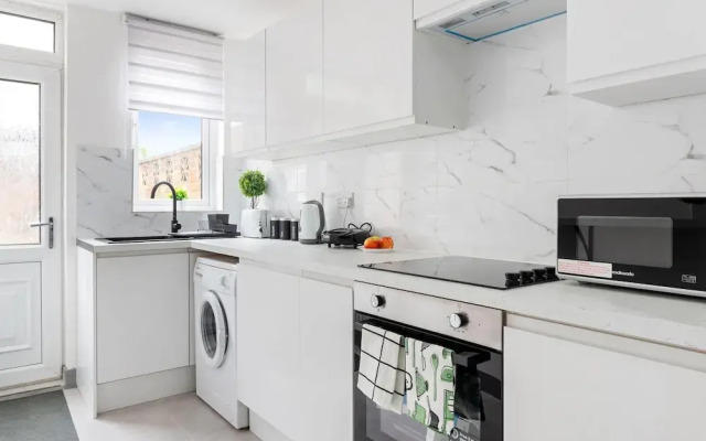 3br-sleeps8-parking-wifi-closestation