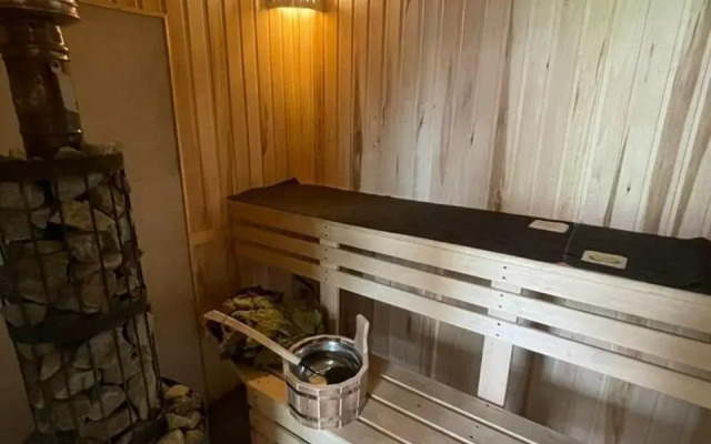 Kottedzh s bol'shim bascejnom i banej