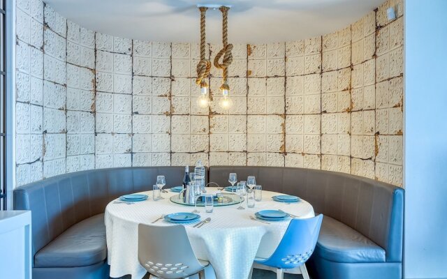 Superb Seafront Family Apartment