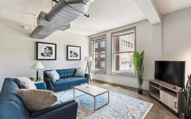 Spacious 2BR Downtown Retreat