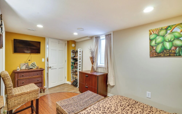 8 Mi to Downtown: Convenient Minneapolis Home