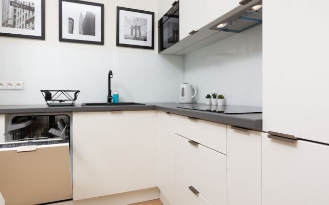 Apartment With Parking by Renters