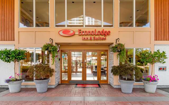 Econo Lodge Inn & Suites