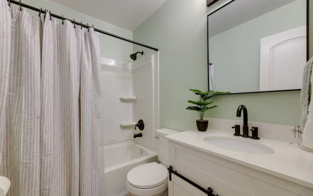 Well-equipped Dayton Home: 5 Mi to University!