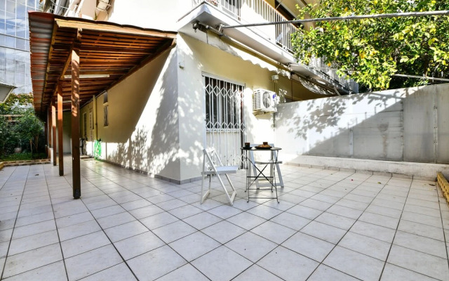 Groovy Apartment by the Sea with Garden